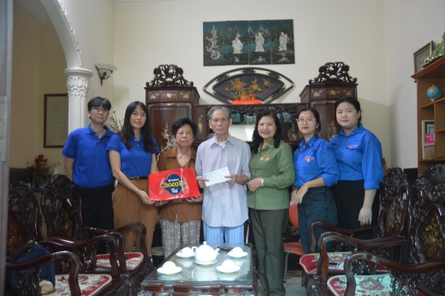 Chi đoàn Công ty Cổ phần Phân bón và Hóa chất Dầu khí miền Bắc thăm hỏi và tặng quà tri ân các gia đình thương binh, liệt sỹ, người có công với cách mạng