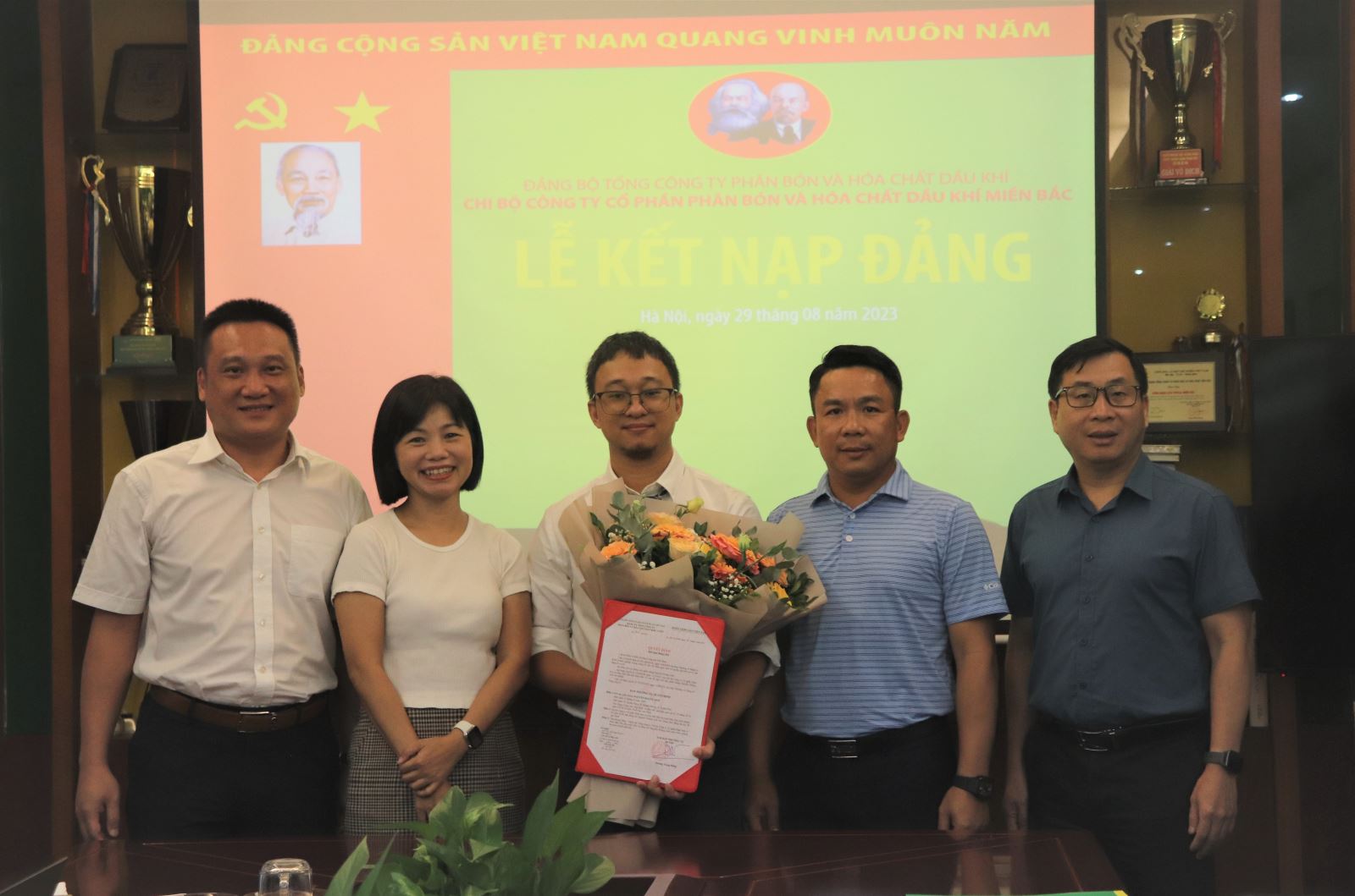 Chi bộ Công ty Cổ phần Phân bón và Hóa chất Dầu khí miền Bắc long trọng tổ chức Lễ kết nạp đảng viên mới