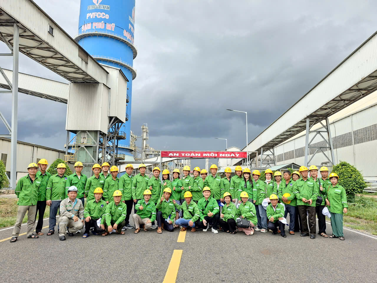 Công ty Cổ phần Phân bón và Hóa chất Dầu khí miền Bắc (PVFCCo - PMB) tổ chức chương trình tham quan tổ hợp nhà máy Đạm - NPK Phú Mỹ kết hợp du lịch tại TP. Hồ Chí Minh