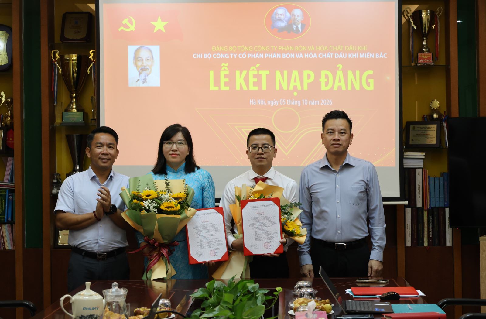Chi bộ PVFCCo-PMB tổ chức thành công Lễ kết nạp đảng viên mới, công bố Quyết định công nhận đảng viên chính thức và sinh hoạt Chi bộ định kỳ tháng 10/2026 với chủ đề “Tăng tốc - 2026 về đích trước kế hoạch”